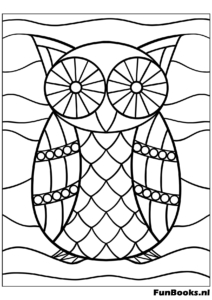 Weise Eule stehend mit geometrischen segmentierten Mustern Ausmalbild