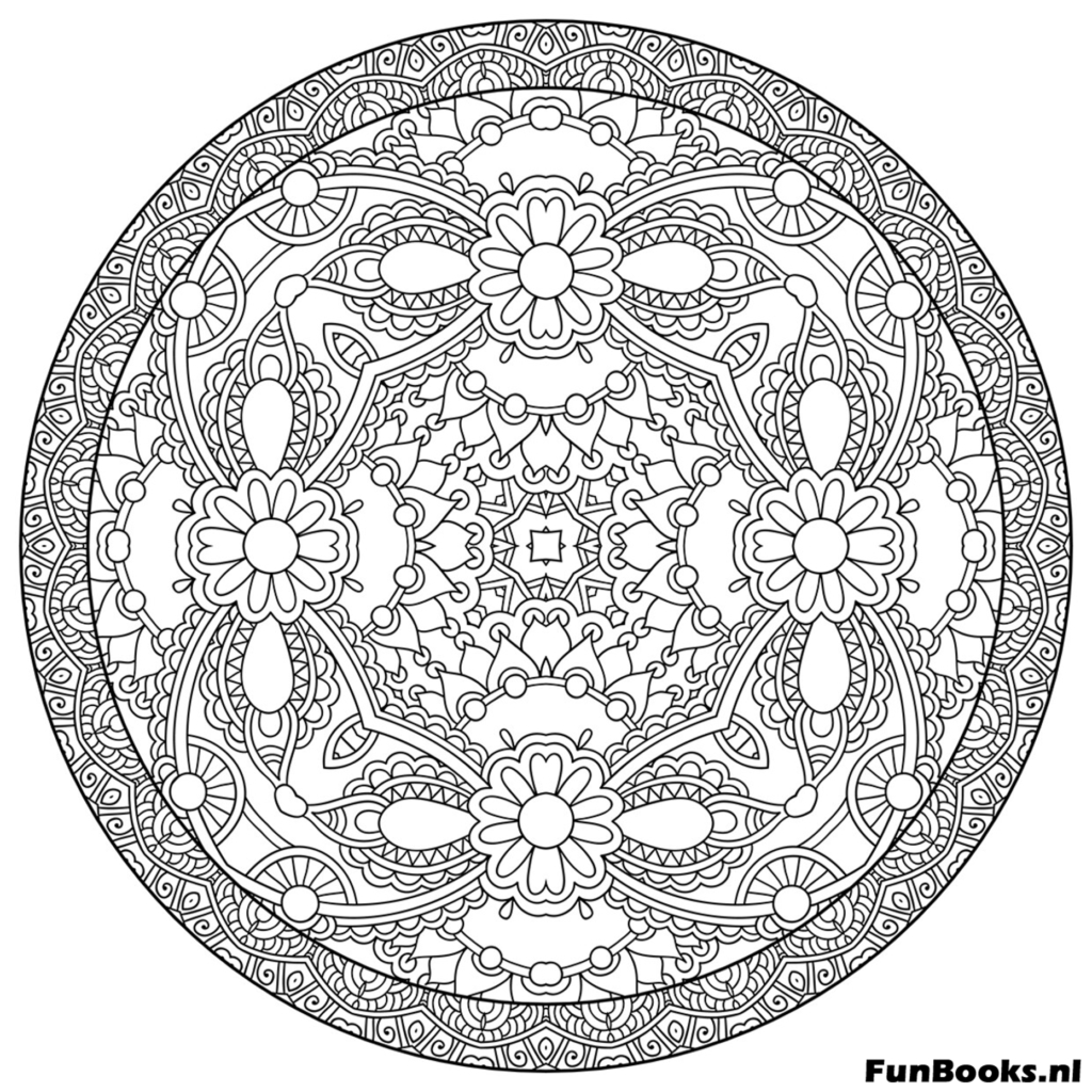 Mandala circular presentando patrones de nudos celtas dibujo para colorear