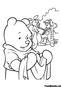 Puuh hält Decke Ausmalbild Süßer Winnie Puuh steht und hält eine weiche Schmusedecke oder ein Handtuch für den Mittagsschlaf Ausmalbild