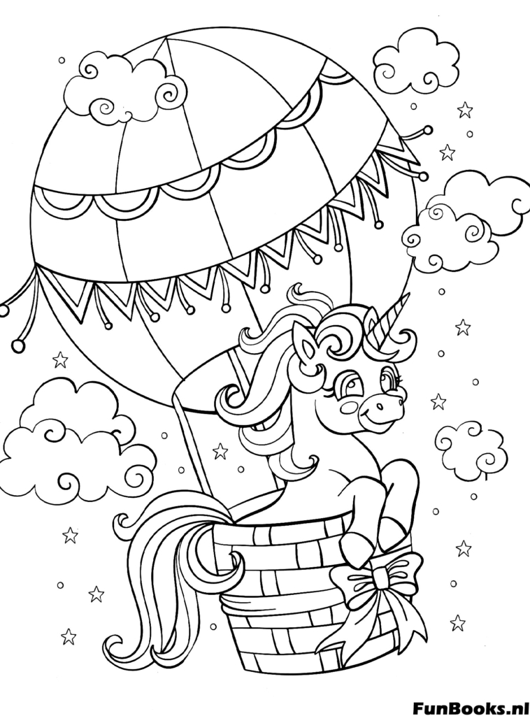 Unicornio aventurero viajando en una canasta de globo aerostático sobre nubes dibujo para colorear