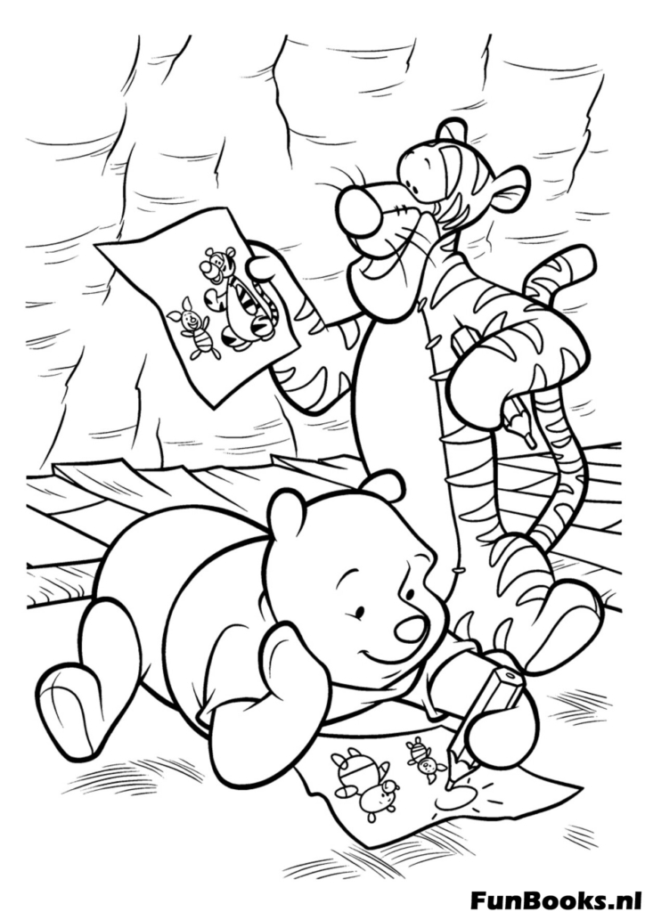 Winnie l'Ourson couché sur l'herbe lisant une carte au trésor pendant que Tigrou regarde aventure coloriage
